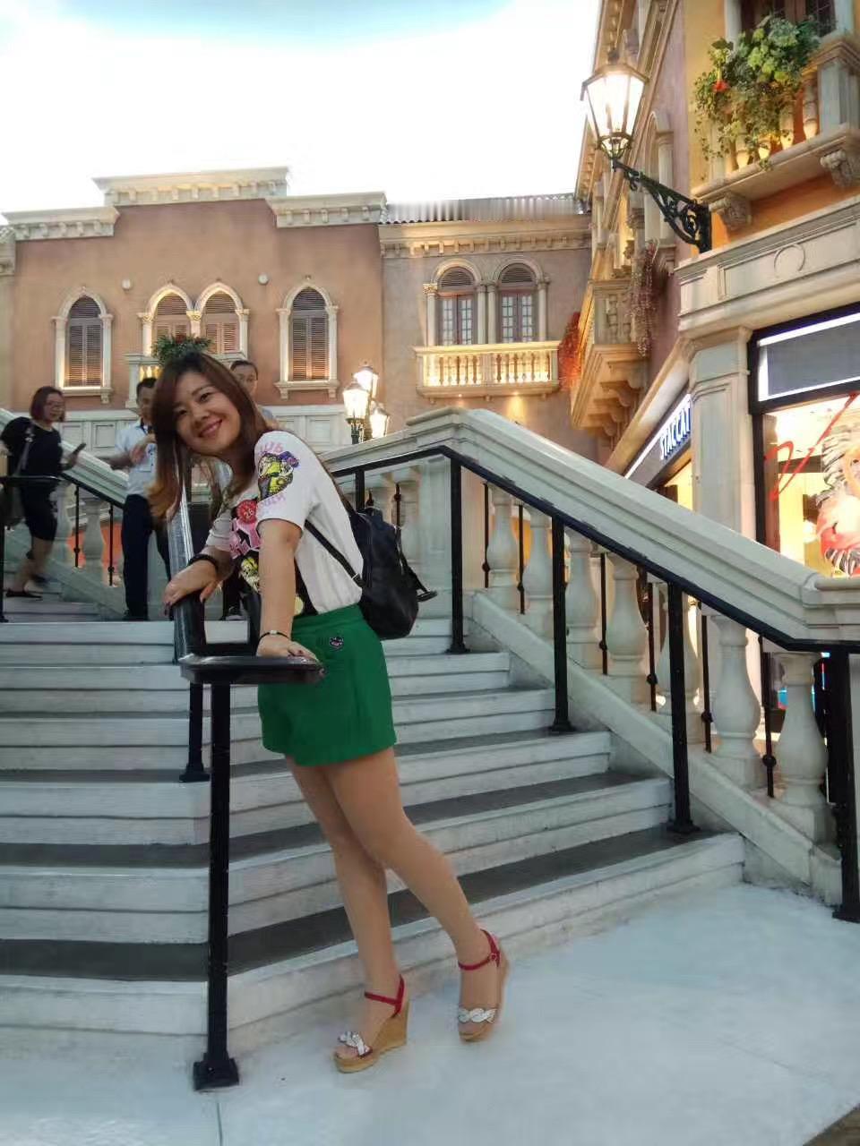 十年前和十年后，故地重游，
同样的地方，一样的人山人海，依然纸醉金迷，只是我已不