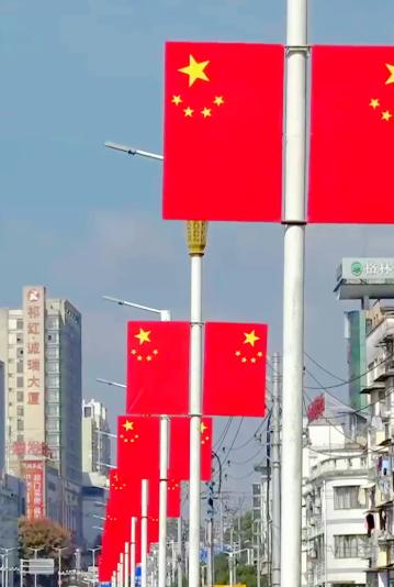 如今中国面临的最大风险，不是美国在南海搞什么航行自由，也不是芯片卡脖子，而是有人