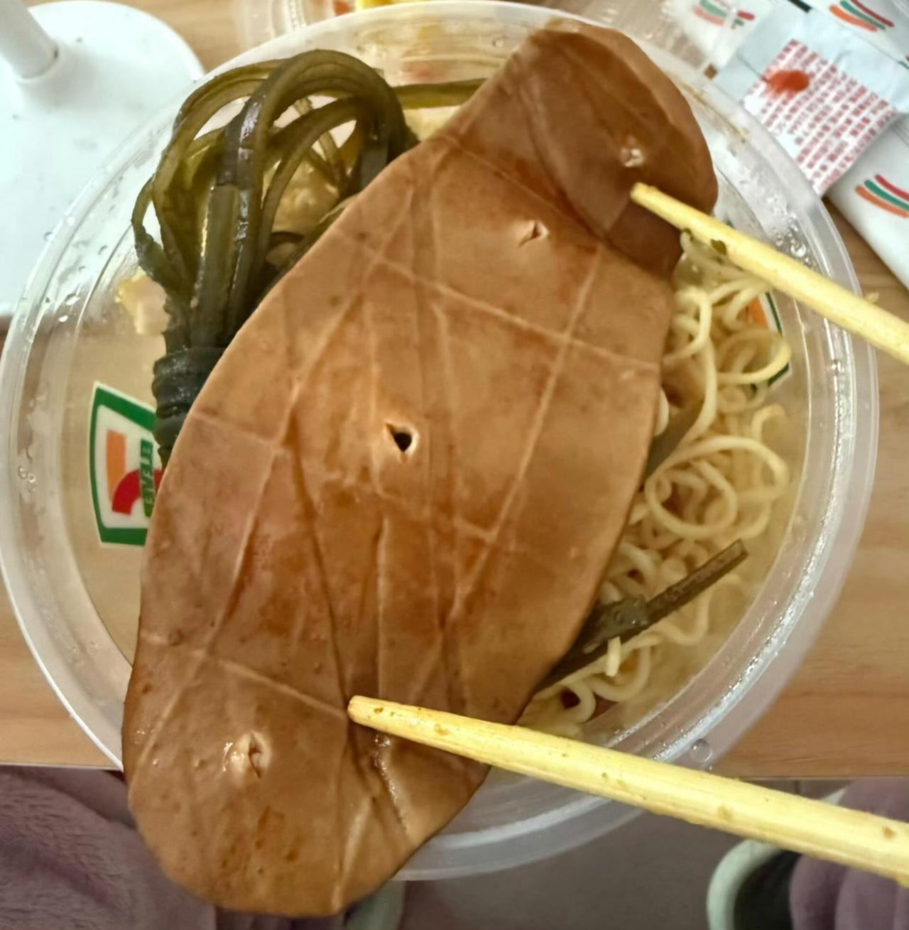 关东煮里的“鞋底豆干”，是暗黑料理还是被名字耽误的美食？

最近，不少便利店里的