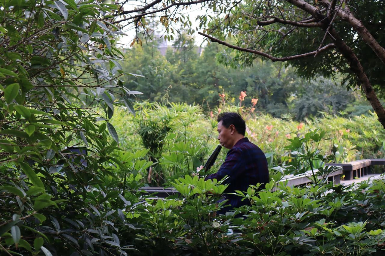 今天的美： 
​        今天的美，来自陶醉在自己世界里的大叔。
​   