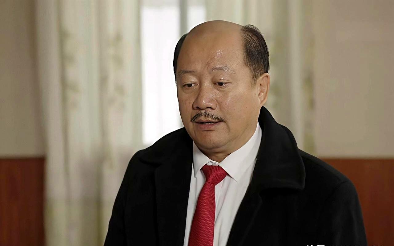 赵四“头七”没过，谢广坤直接把刘能家压惊的酒席端空了。
 

刘能一家正给“复活