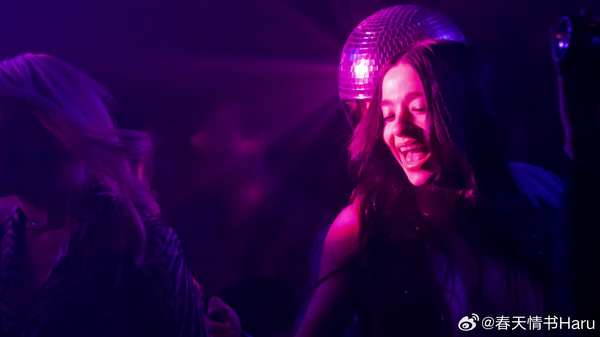 再回顾一下米奇·麦迪森在《阿诺拉》的片场照 