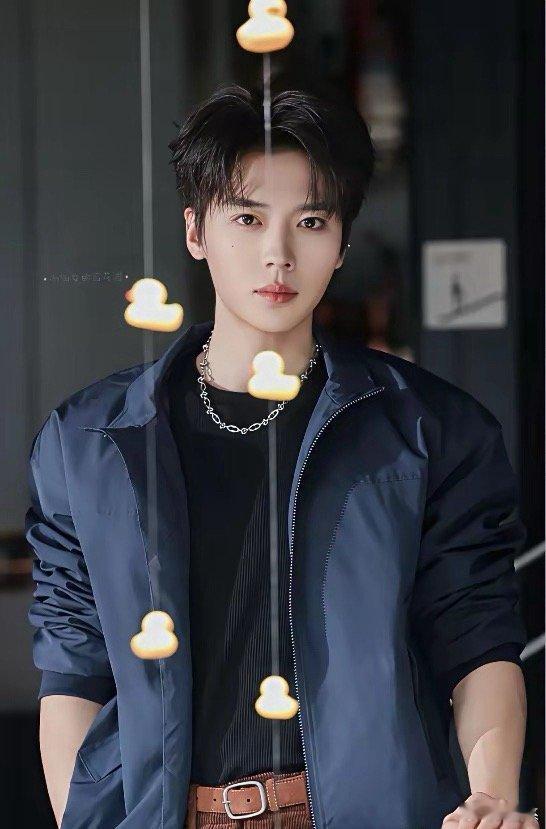 有个事，  一直不敢说，  其实卡戎能登顶“短剧一哥”，真不靠颜值多炸裂！他凭《