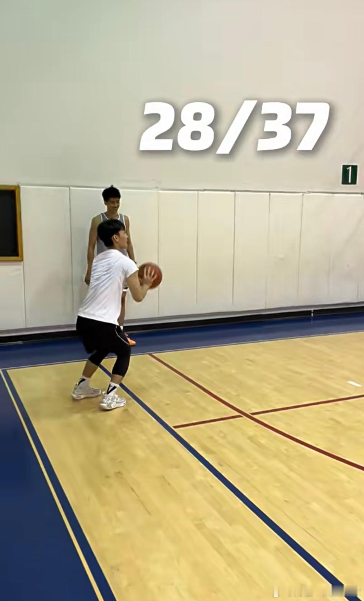 徐杰踩着NBA三分线连续出手105次命中88记三分球徐杰经纪公司刚刚放出一段接近