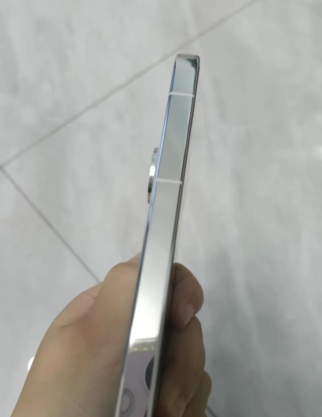 p70开了后续
199换了个电池，服务中心工作人员在维修的几个小时里给了备用机，