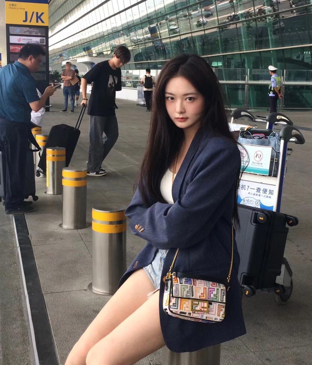 看到漂亮女子不是我的，我心之悲，不可化解。


