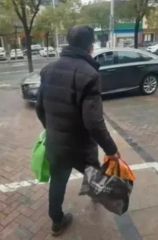 父母之恩大于天！70岁的老父亲，一个人走了18公里的路程，拎着2大包特产和1瓶白