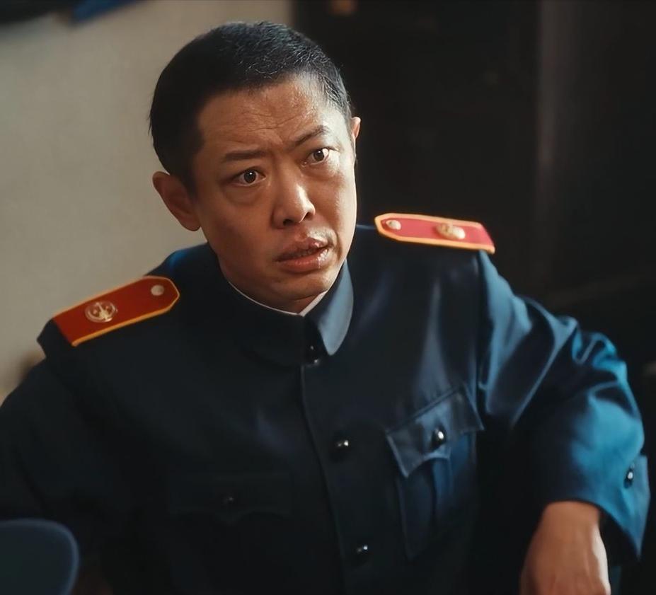 演员翟小兴在电视剧《重器》里面人瘦了不少，减肥成功。