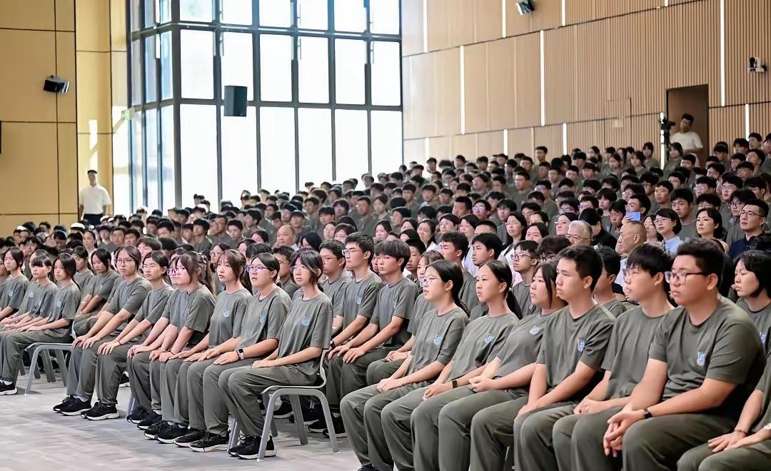 格力技工学校大概率是军事化管理了。你看在开学第一课上，学生们都坐得超级板正，而且