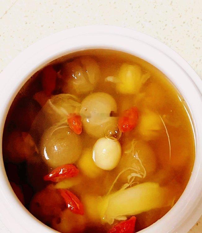 一个助睡眠的土方法，让你睡到自然醒！！一个老家很实用土方法，需要拿干百合8克，莲