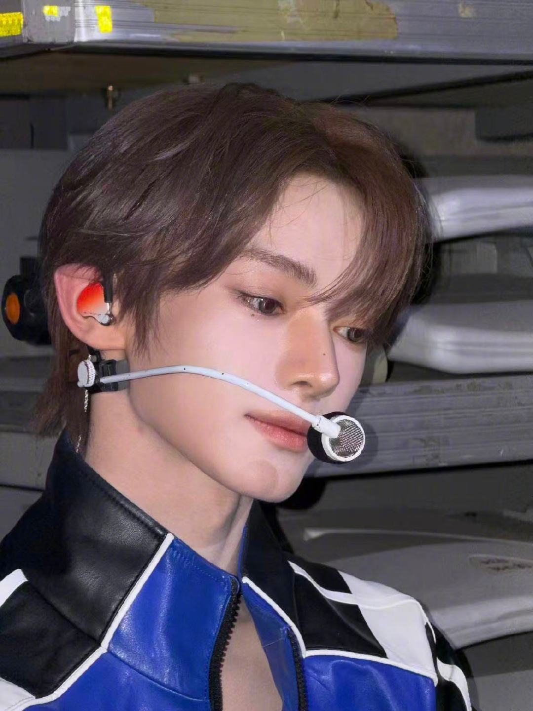 韩振露额头 快去看韩振最新动态！蓝黑色皮衣搭配露额头造型，清爽又利落，五官精致立