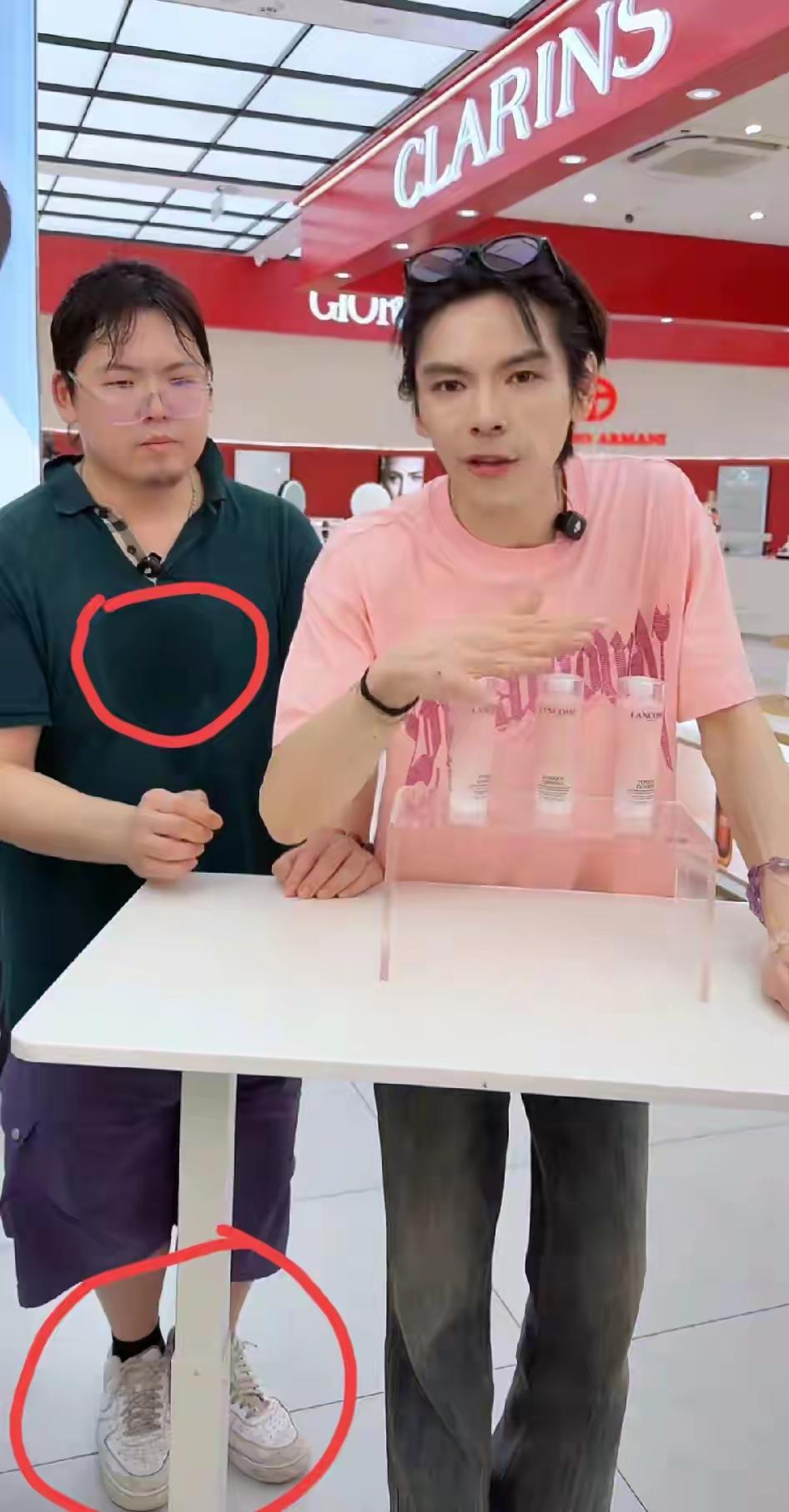 向太这俩儿子真的是好极端，
向佐努力吧，拜师李连杰，学武拍戏没水花，开始走博眼球