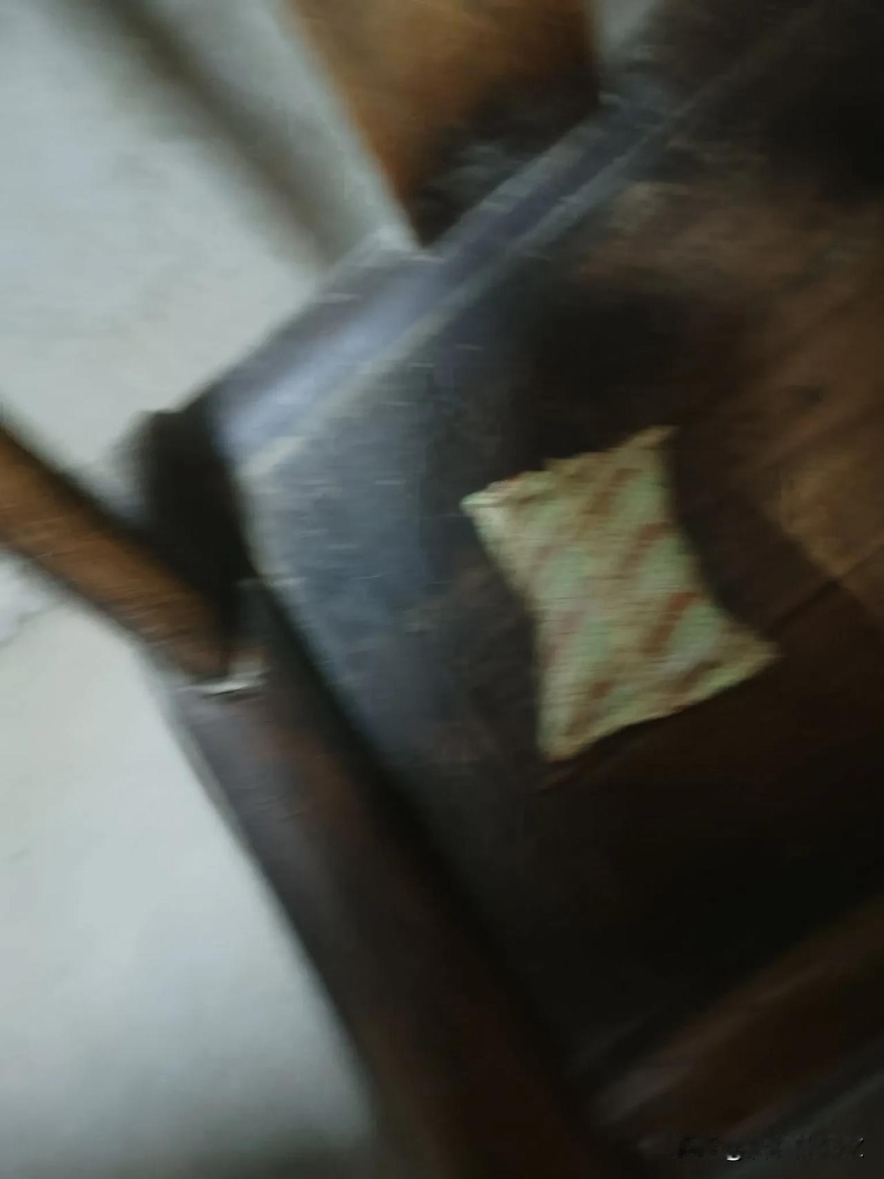 黑心的商家，年前在拼多多里买的两斤南瓜子，取回家用称一称，两袋只有1斤8两，当晚
