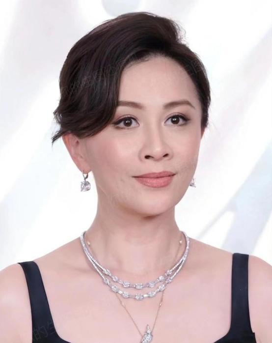 1990年，刘嘉玲被绑架失踪3小时后，失魂落魄地回来说：只抢了一千现金和手表。第