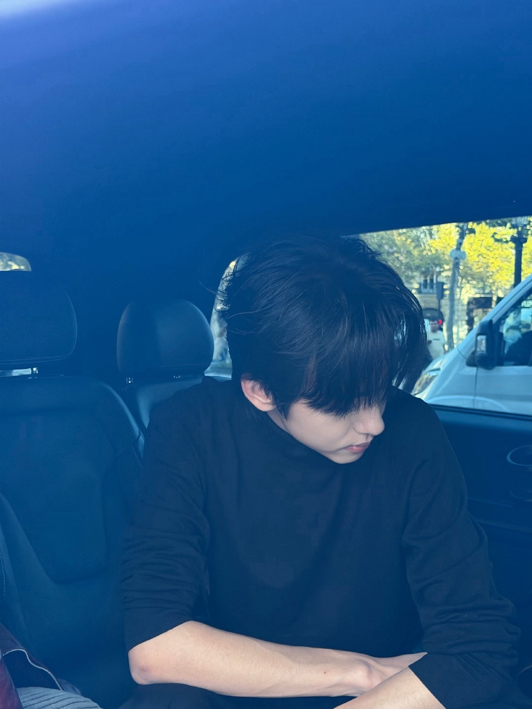 刘轩丞📸营业🈶️皮衣配高领，休闲又阳光😎风格大赏