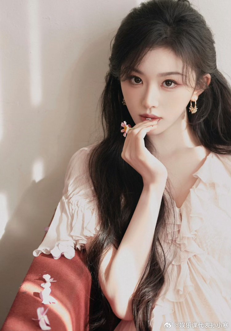 孔雪儿真人bjd孔雪儿美背谁把BJD娃娃从展示柜里放出来了！抹胸流苏裙配绝美露背