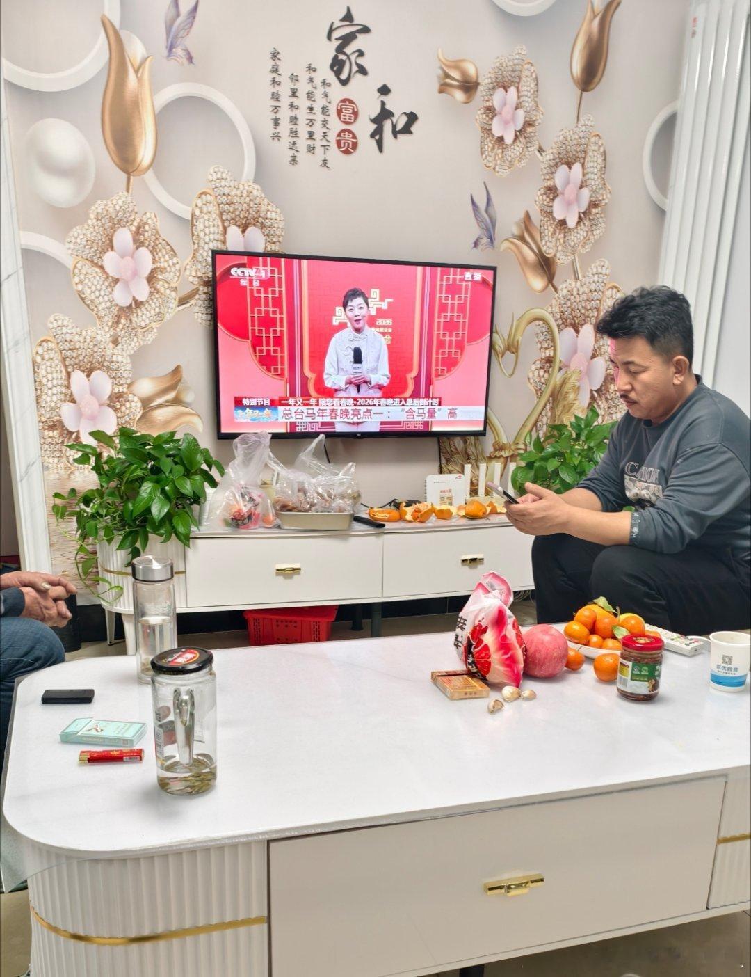 普通人买电视如何抄作业普通人经常被参数绕晕，买电视记住几点就行。尺寸按客厅大小选