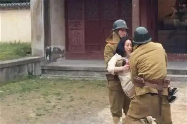 1941年，怀孕的的梅兰英正在门口切南瓜，迎面走来3个鬼子，他们不但威胁她，还去