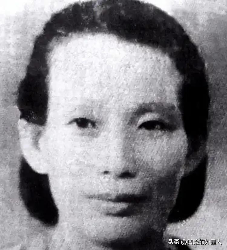 1949年3月，毛主席刚到北京，就看到迎接他的队伍，妇女代表队中有一个特别熟悉的