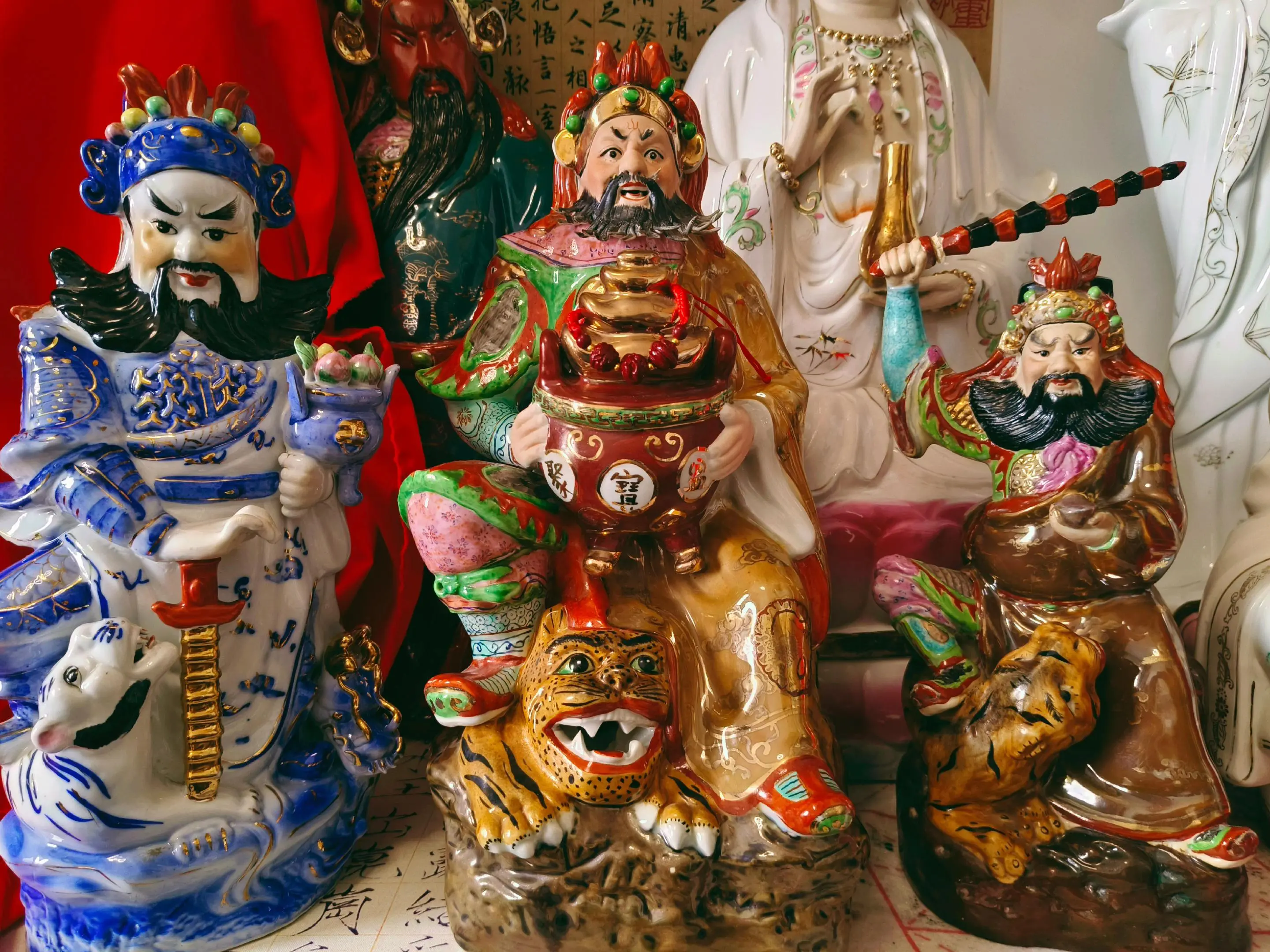 手持宝鼎承天禄，脚踏神虎踏青云。