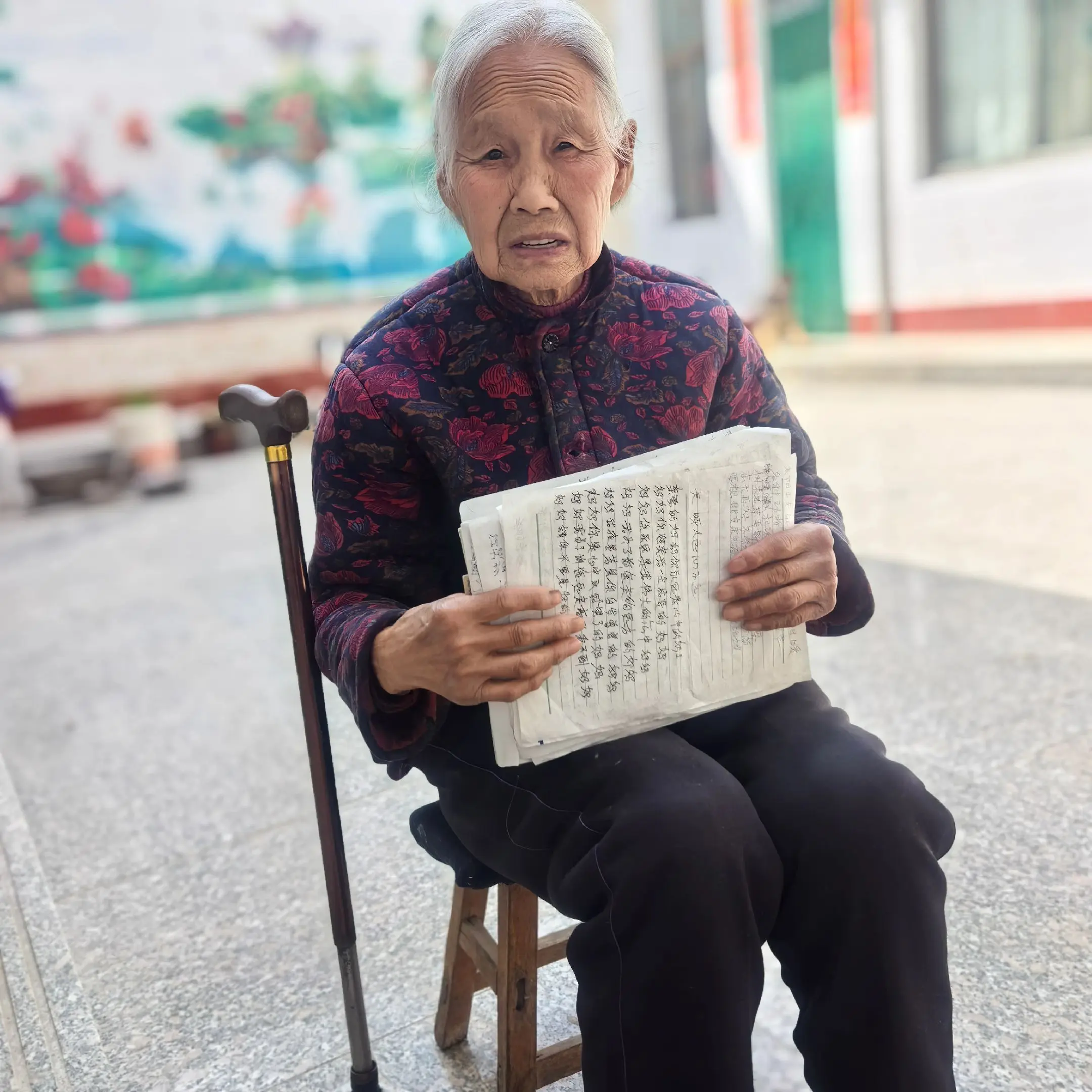 坐在奶奶的院子里.听她讲着过去的事情.她告诉我说她今年85岁了.若有一...