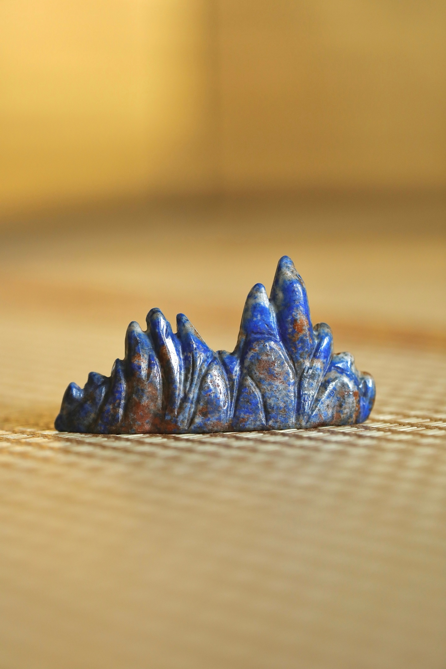 青金石 | 笔搁匠人循石之天然起伏，雕主峰耸峙、侧岭逶迤，谷壑隐现于刀痕之间，将