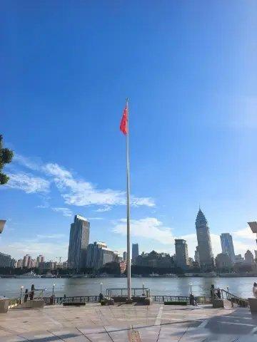 酒店后门出来就是江边，谁也不联系，朋友太多，生意伙伴更多，只想一个人安安静静 。