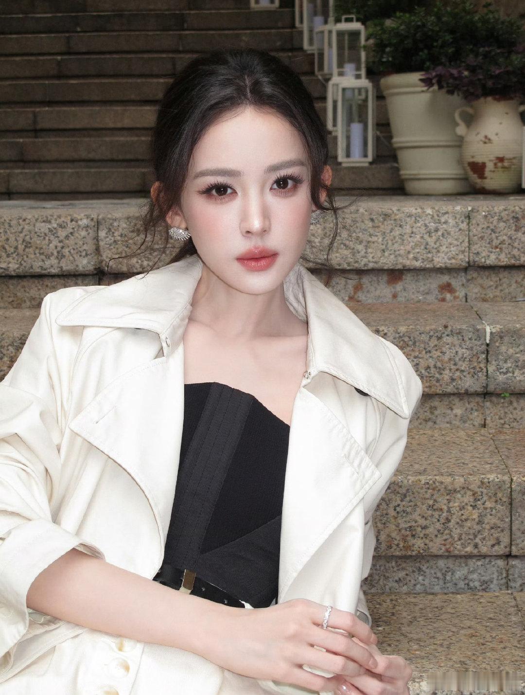 娜扎一整个美到心巴上 米白风衣衬得她气质温柔又高级，妆容清淡恰到好处，浓颜美女的