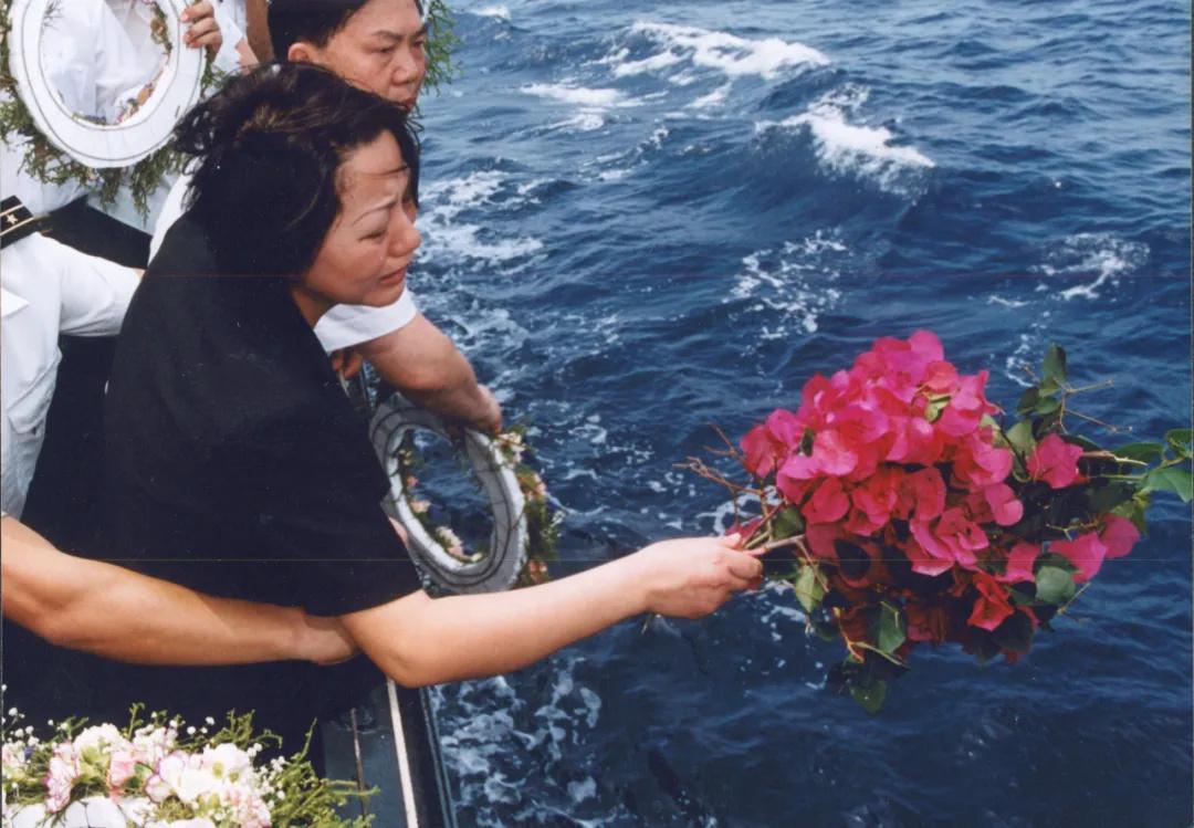 王伟烈士的悼念仪式上，妻子阮国琴痛哭流泪，一张罕见的留影，这组照片拍摄于2001