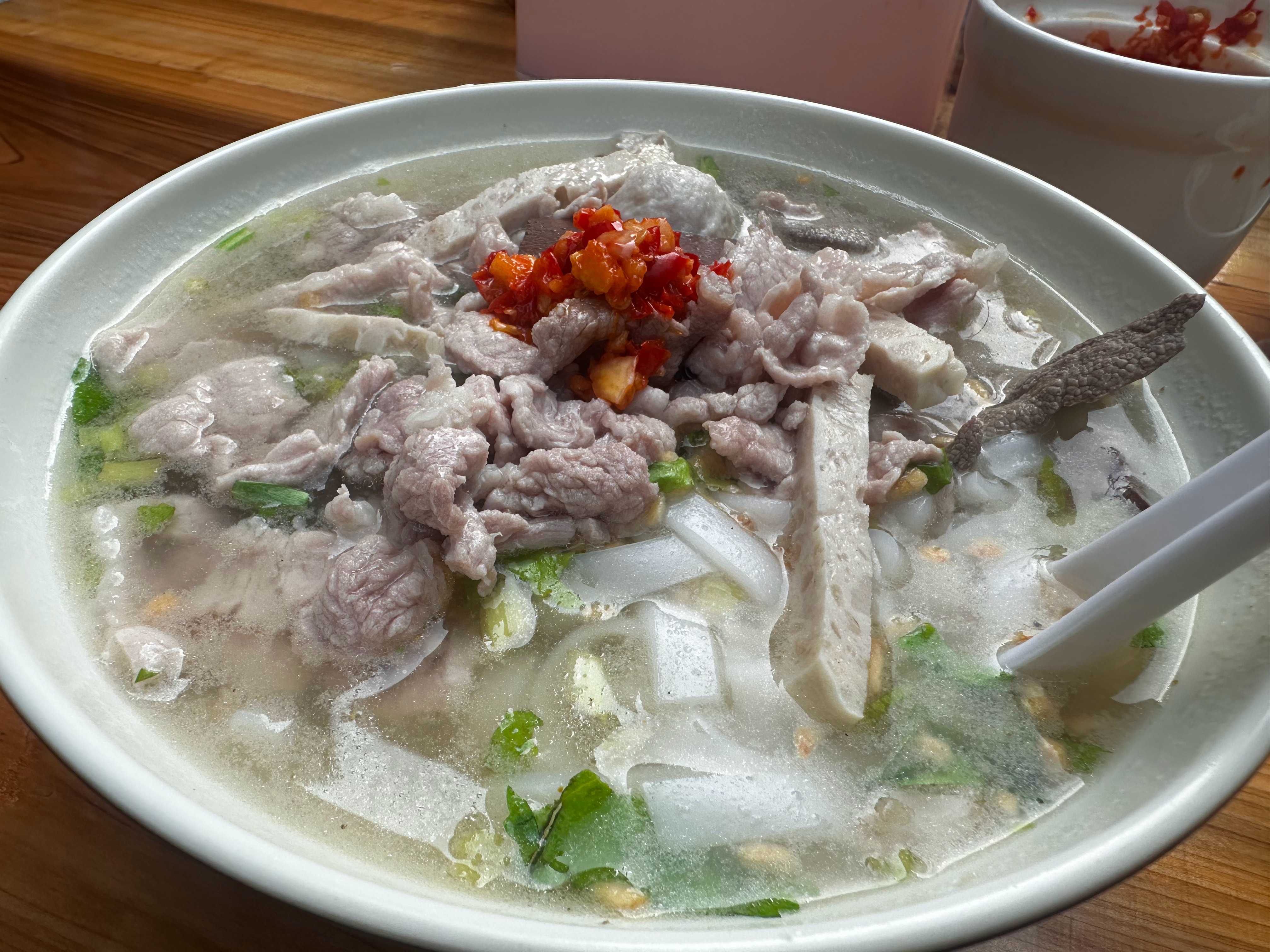 几年没吃这家宝安汤河粉的老店了，还是那个老板娘，还是那个味道