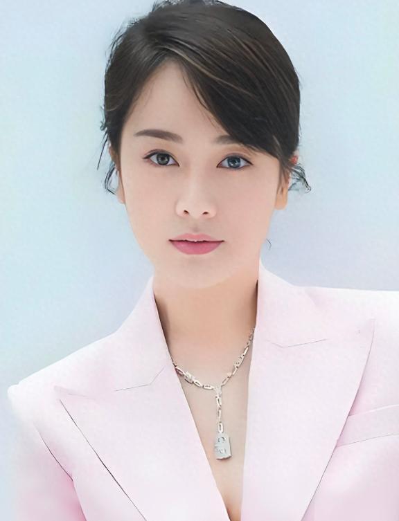 她曾是体操冠军，16岁被姜文带进娱乐圈，风流成性，绯闻多如雪花。曾让陈道明破例、