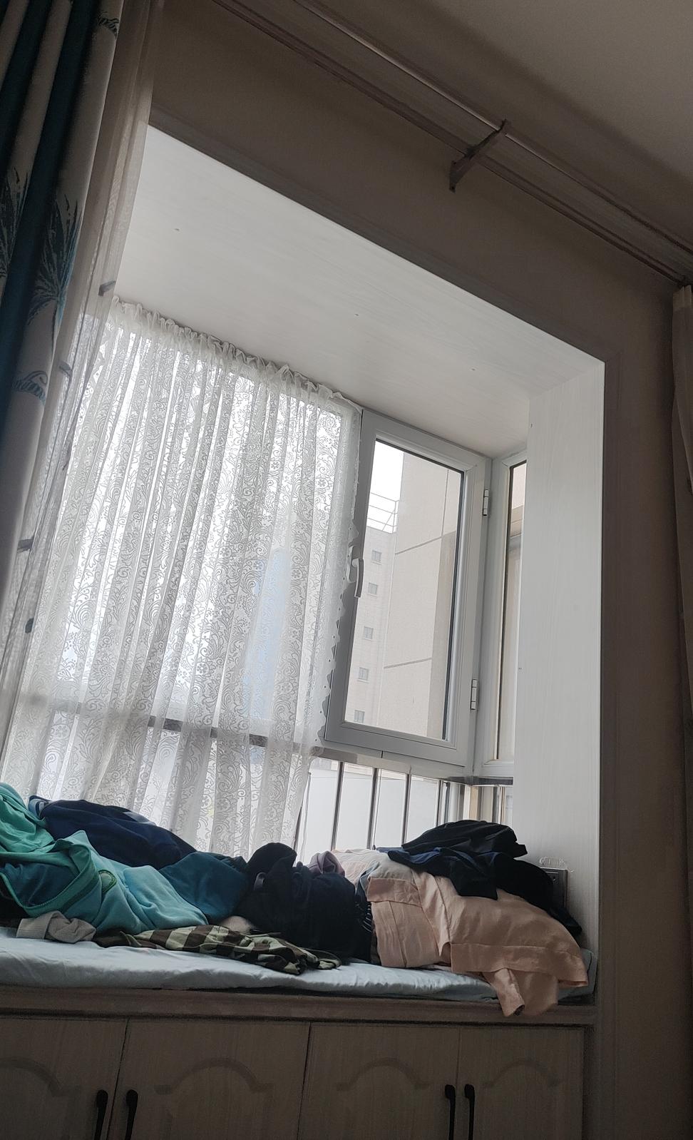 谁来救救我的飘窗啊？真的愁死我了。
谁家的这个地方是用来堆放杂物衣服的了？有没有