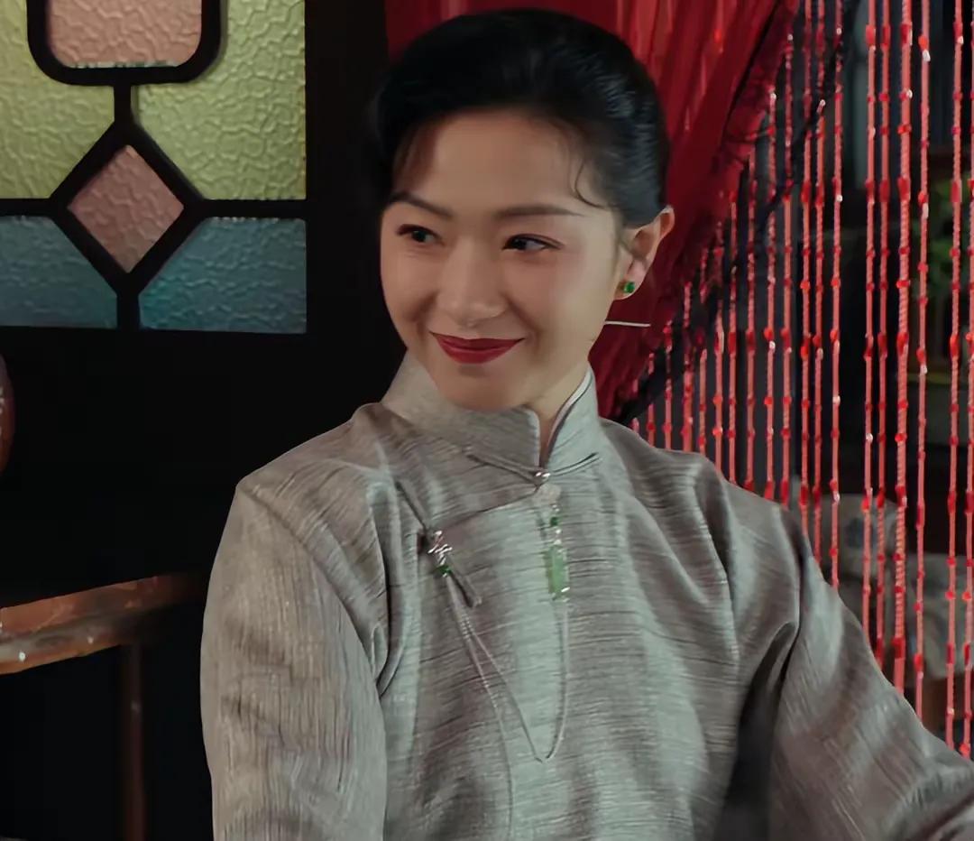 万茜都去演短剧了，现在这市场真的不行了，开的项目太少，以为万茜在《玫瑰的故事》里
