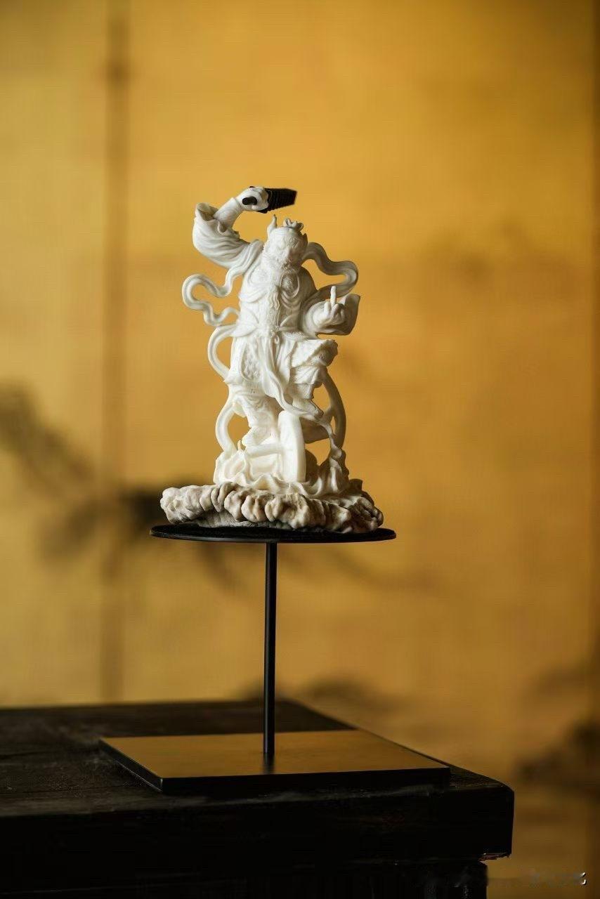 鹿角｜王灵官

有些作品，是“威”；
有些，是“定”。

这一尊，两者同在。
