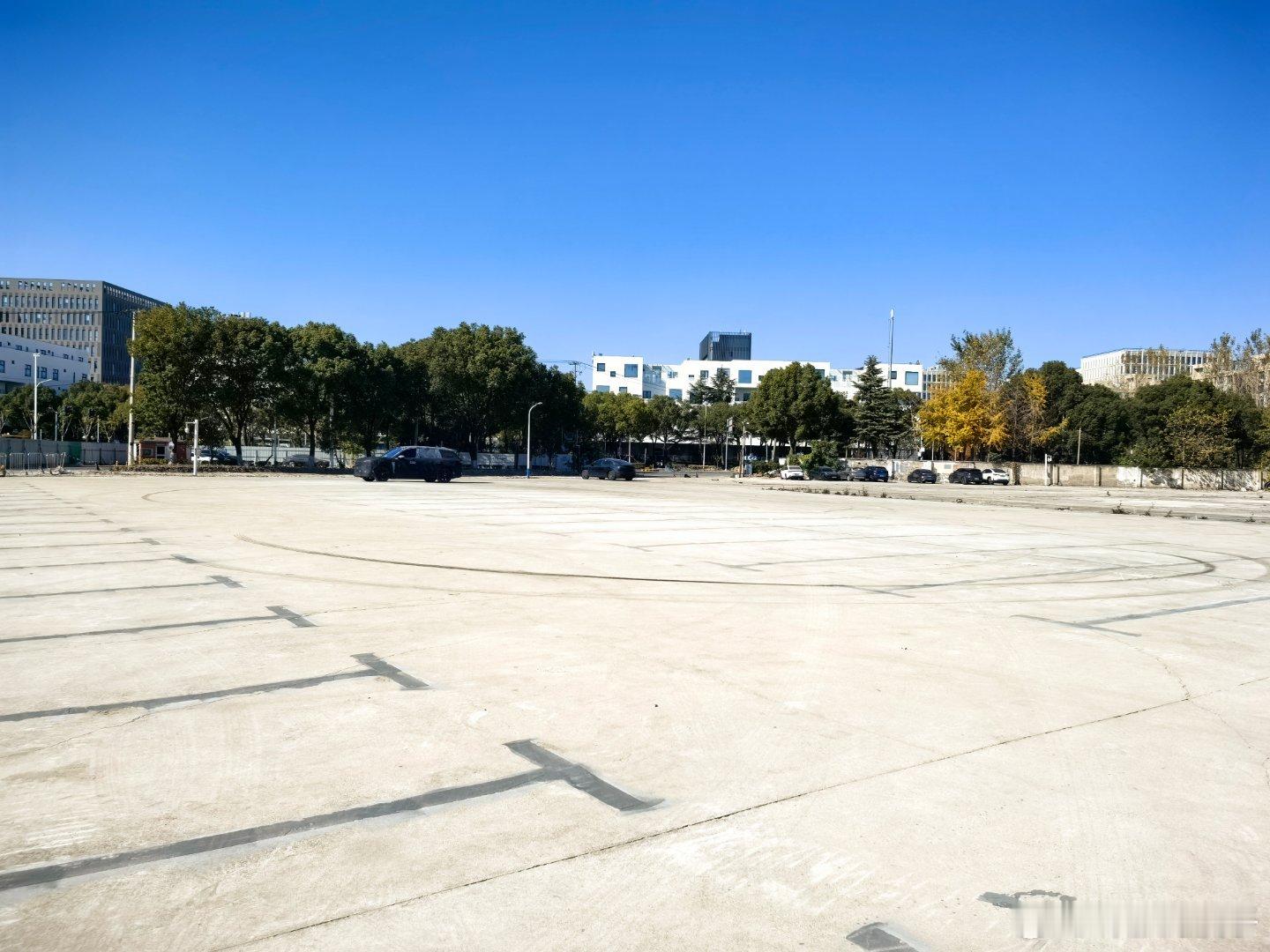 公司旁边的废弃停车场突然发现很适合漂移全是土的水泥路面，也没有那么费胎好心情漂移