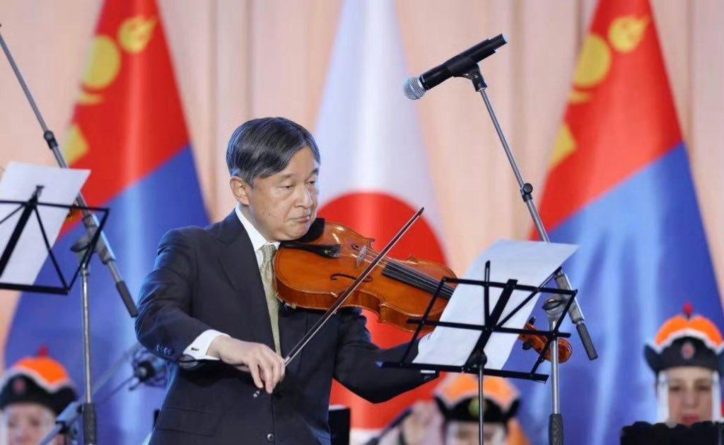 ❗️日本天皇访问蒙古国，在国宴上表演节目。 ​​​