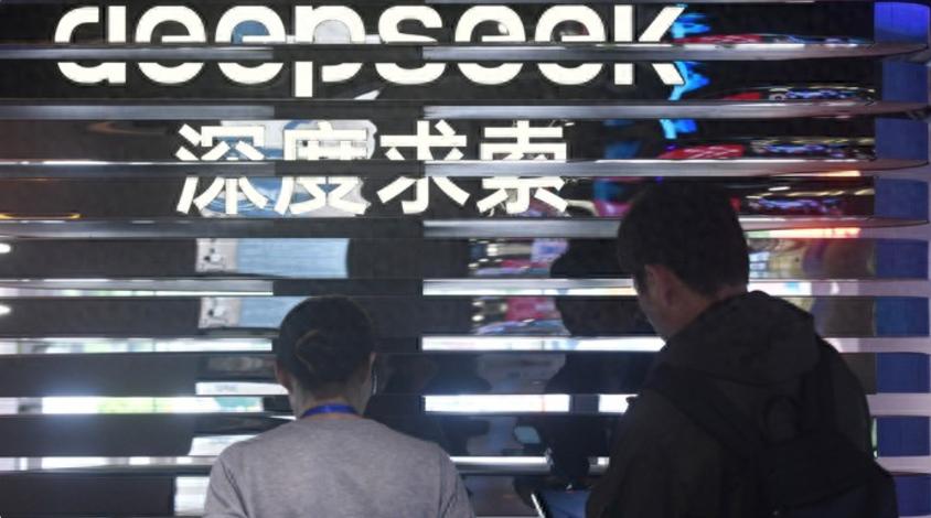 DeepSeek崩了11个小时上热搜，这个细节暴露了AI行业的大问题！

3月2