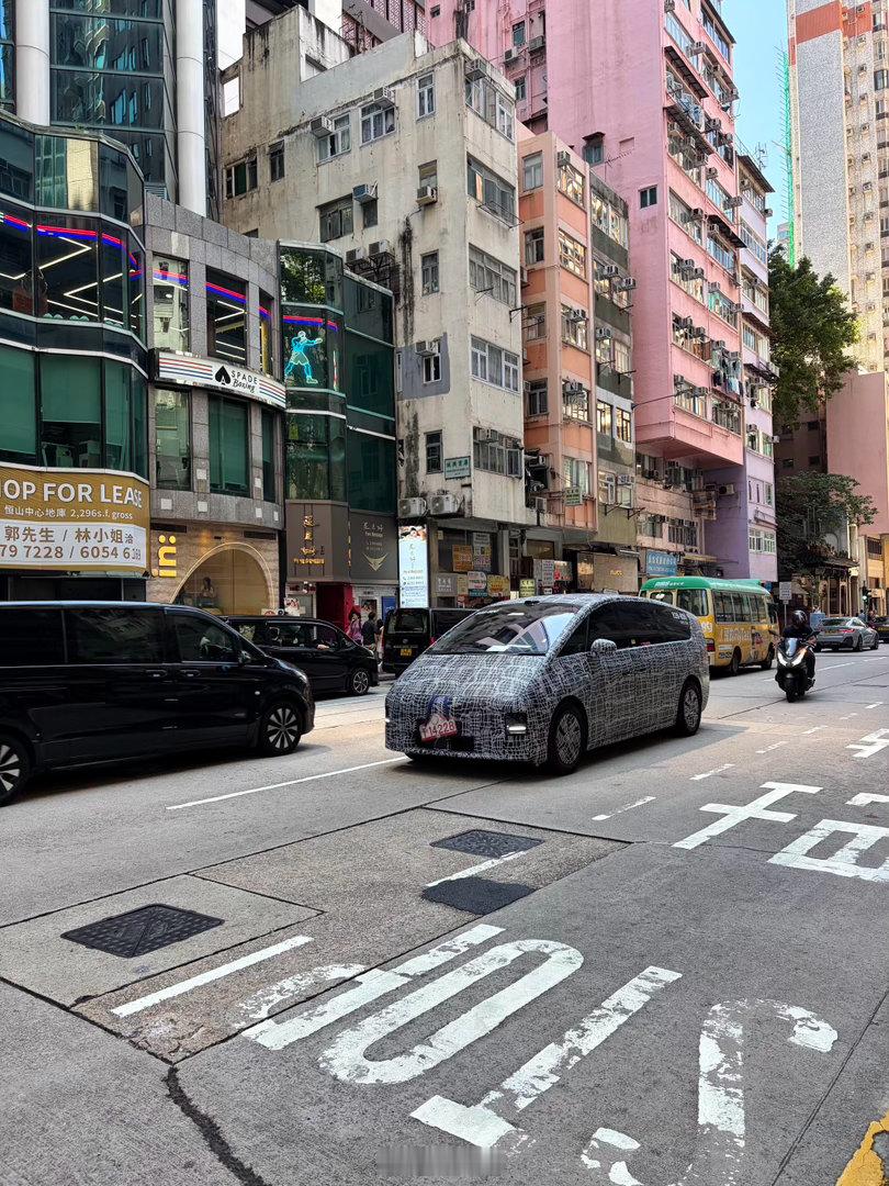 网友香港湾仔偶遇MEGA测试车。看来右舵版本马上要来了[笑而不语]理想mega 