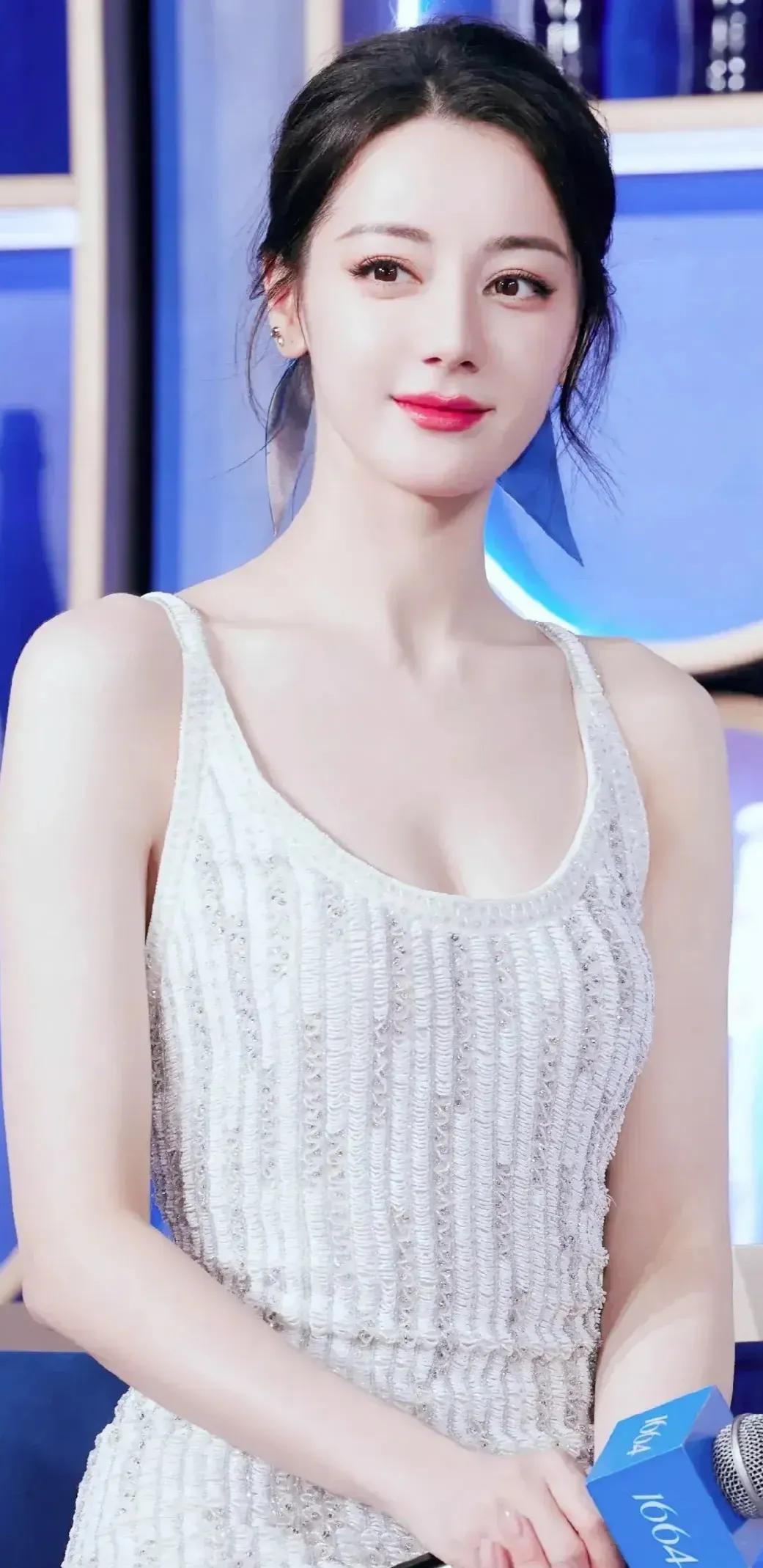 #女明星高清美图# #哪位女神惊艳# #女星谁最美？# #迪丽热巴#