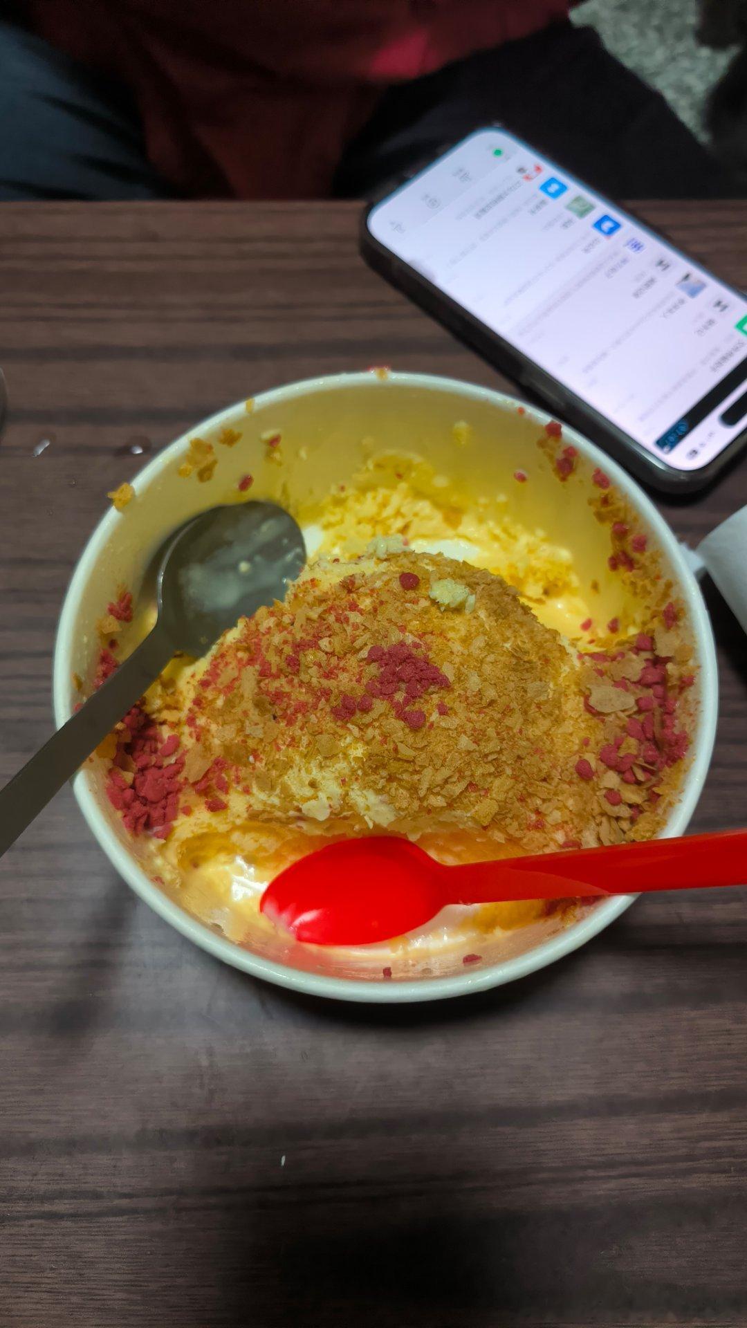 妞子下班时买了一个绵绵冰，回到家一进门她就问我绵绵冰收到了没，我说没有啊，她说快