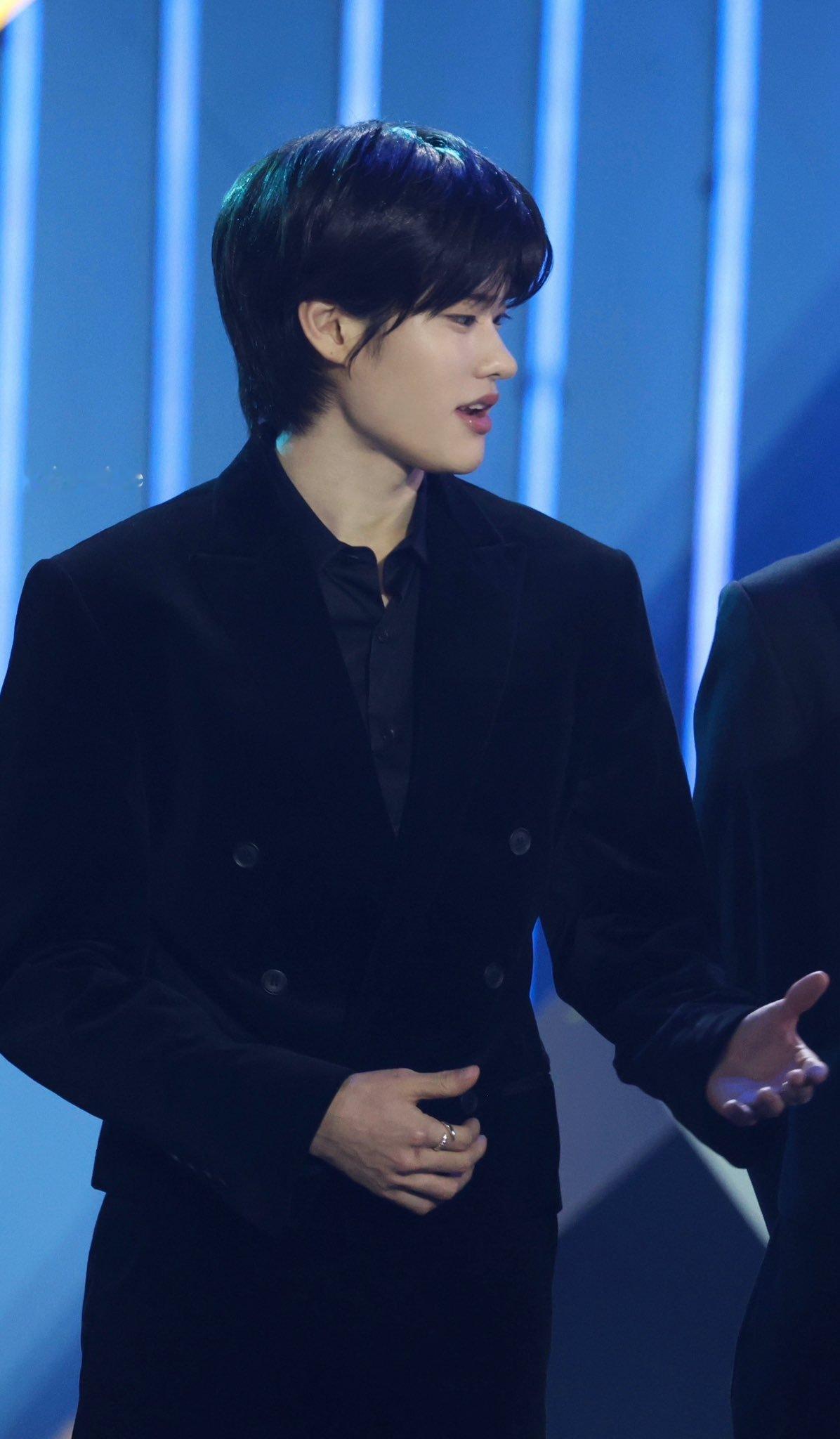 突然有点想长发了…黑长发完全是另一种风格