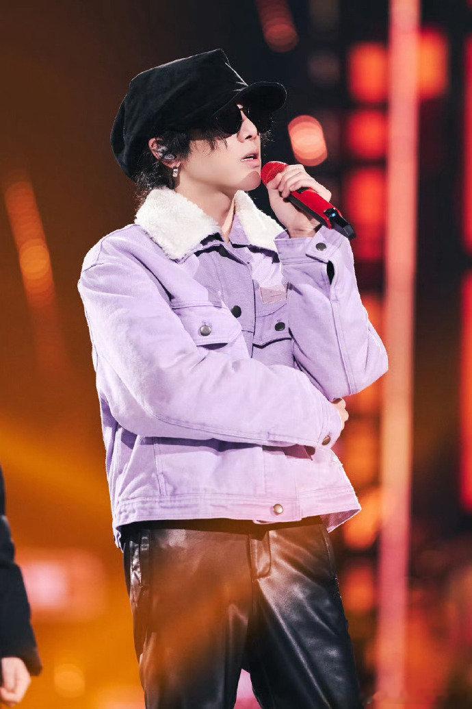 华晨宇[超话]  华晨宇马嘉祺合唱彩排 华晨宇、马嘉祺为跨年夜彩排合唱，默契十足