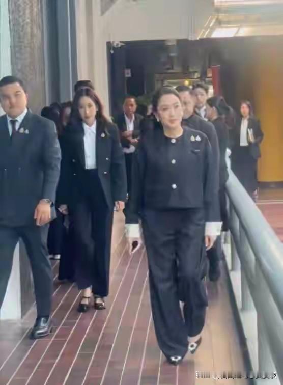 泰国政坛再洗牌！他信家族第三代正式出山，佩通坦和姐姐集体站台