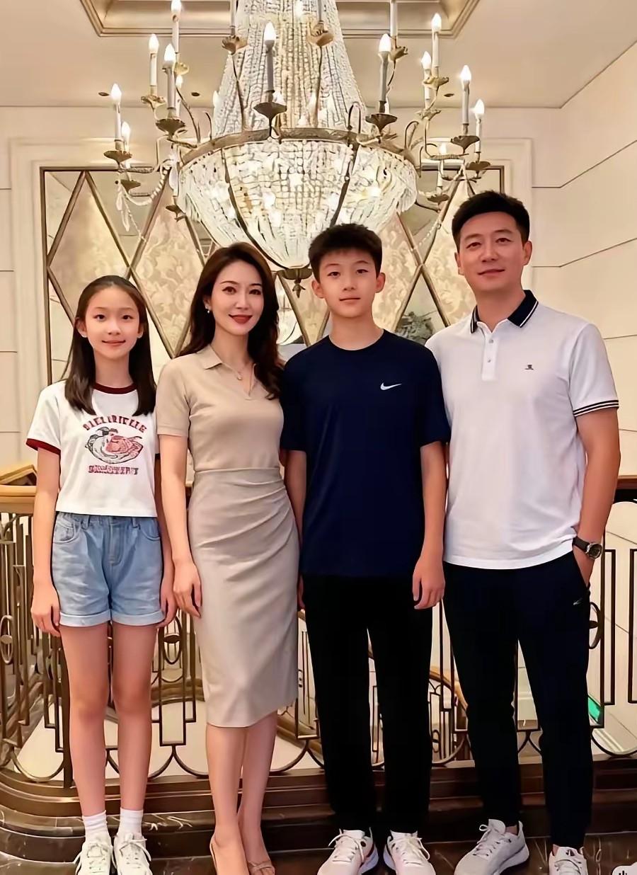 一张照片能看出一个家庭的地位吗？有人说从这张照片的站位看出这个家庭并不合谐，站位