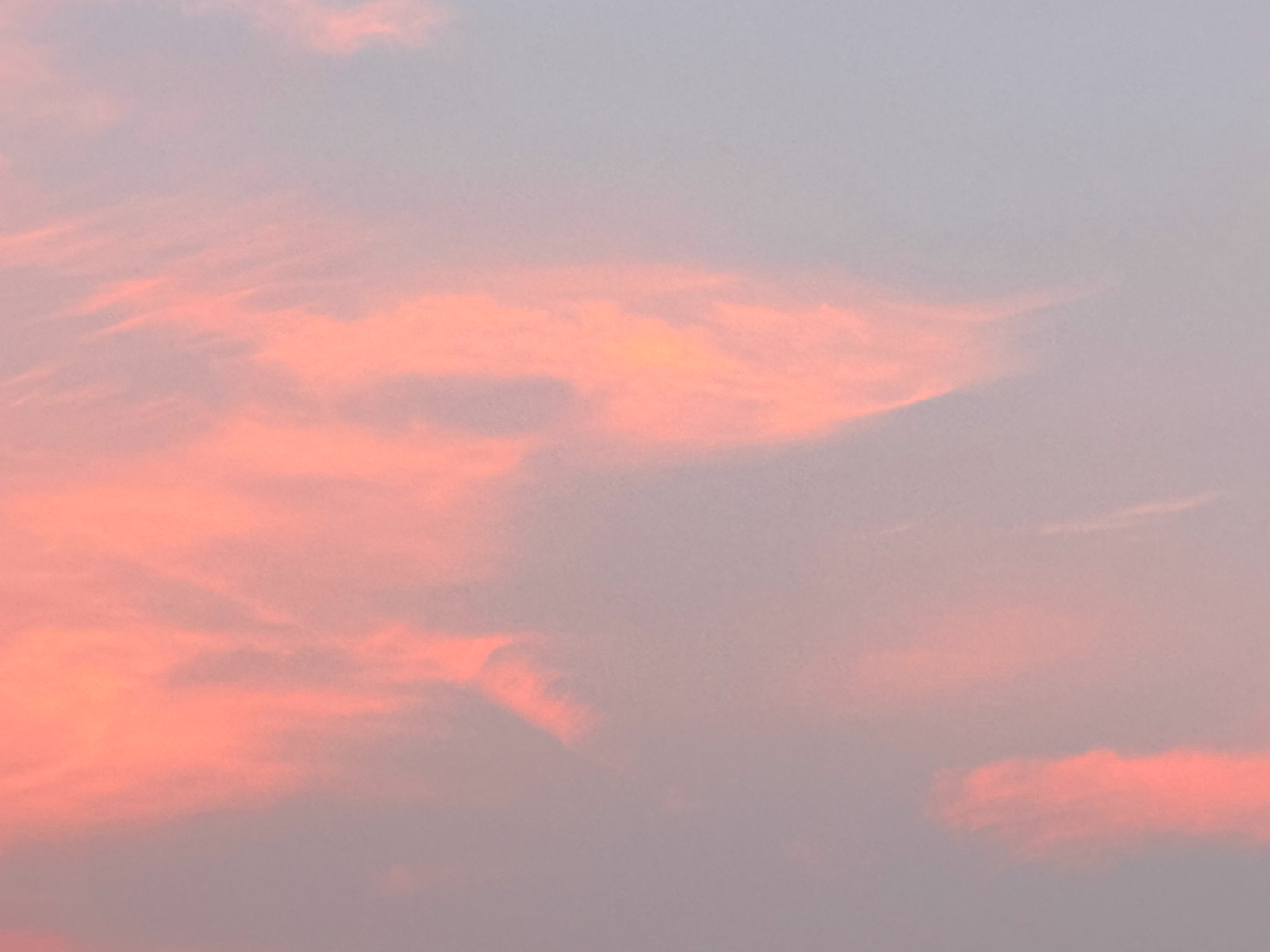 粉色的晚霞与灰蓝的天幕晨曦说