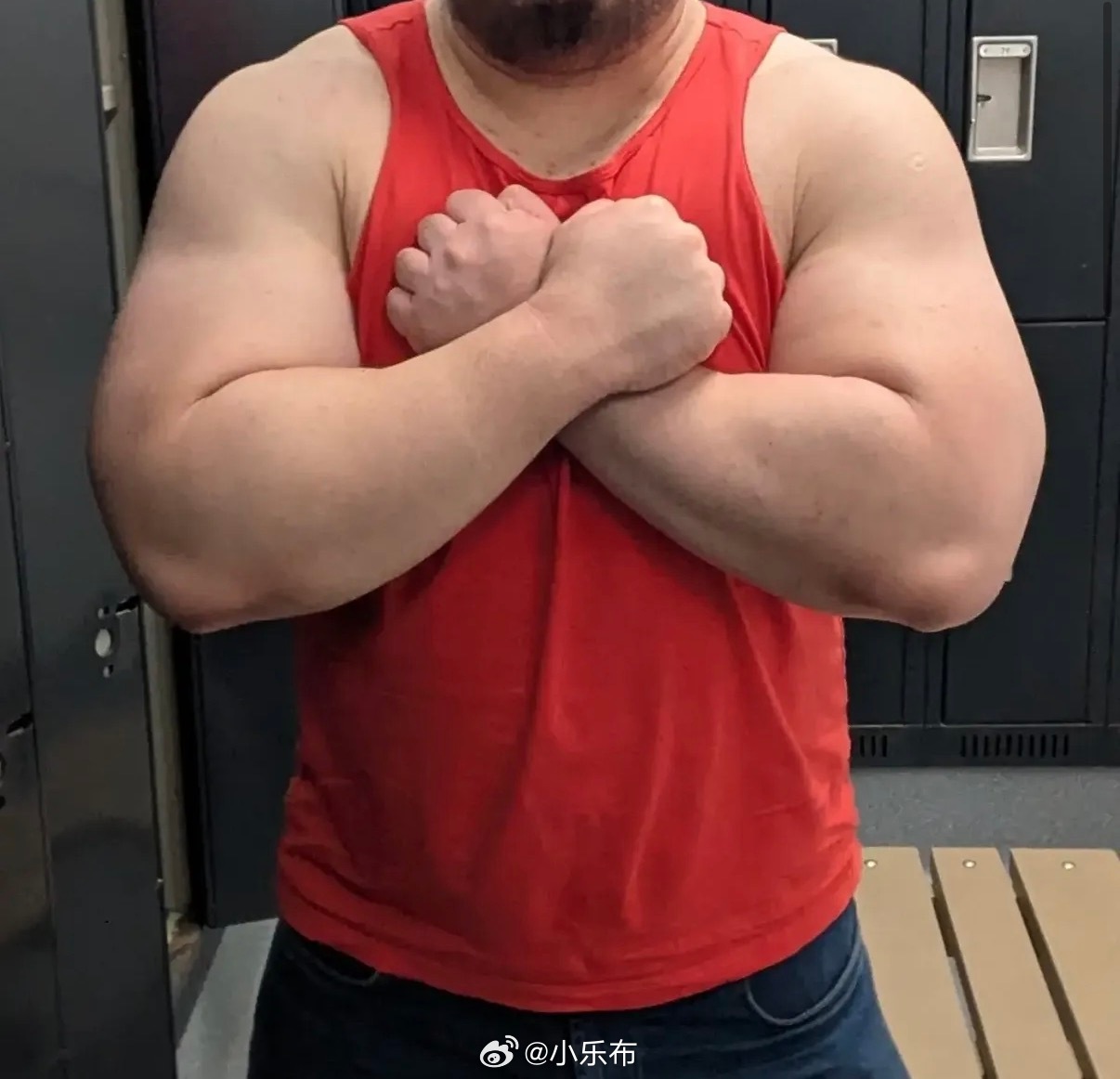周五下班那一刻，感觉整个人像块被拧干的抹布，终于能瘫回沙发里吸水了。🧖♀️最近