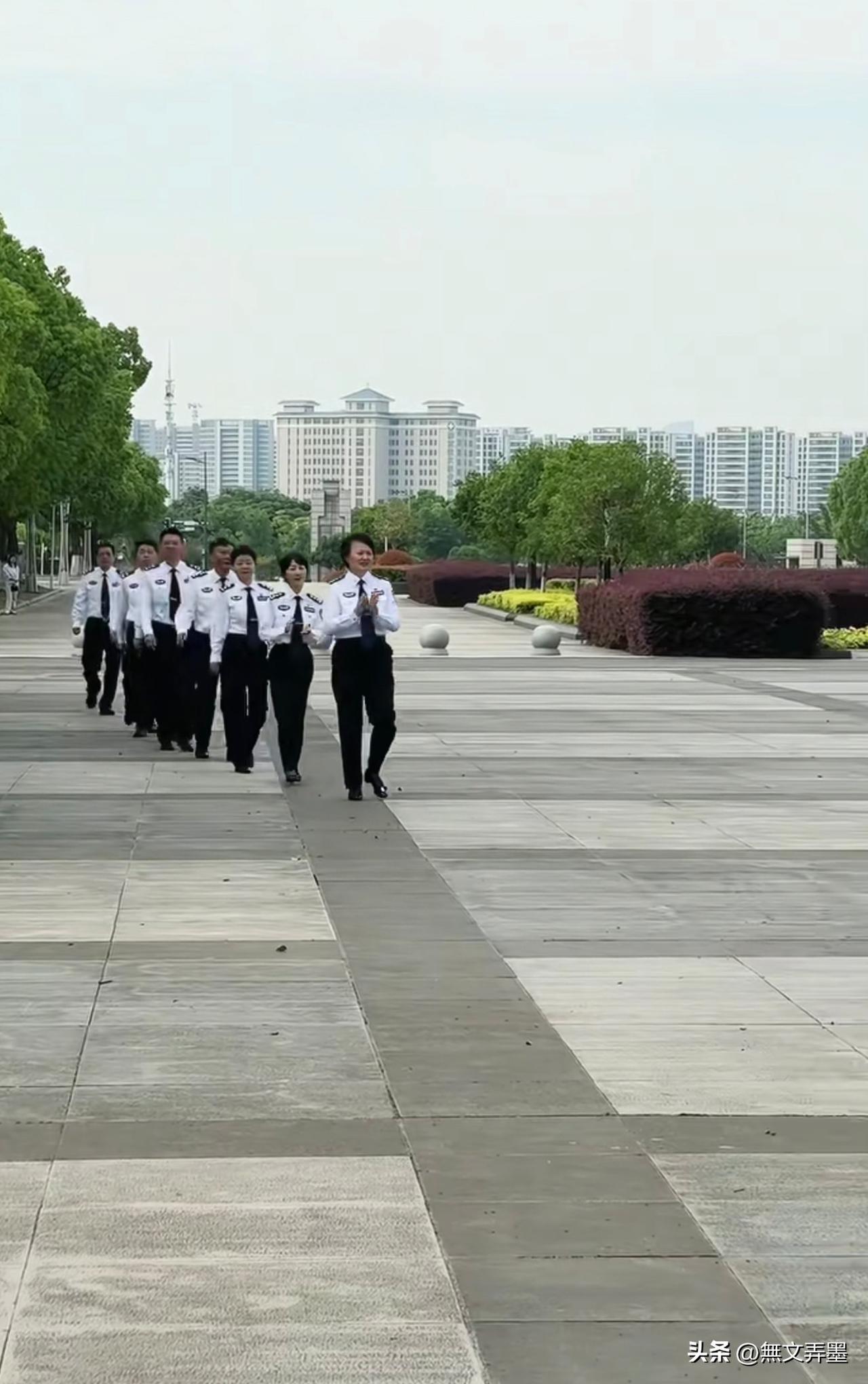 来自白衬衫的压迫感：毕业季合影环节
江苏省公安厅党委委员、江苏省警官学院党委书记