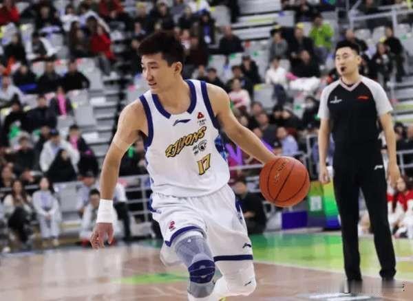 噩耗！今晚CBA俱乐部杯半决赛广厦不敌山西的比赛中，广厦主力后卫孙铭徽首节进行5