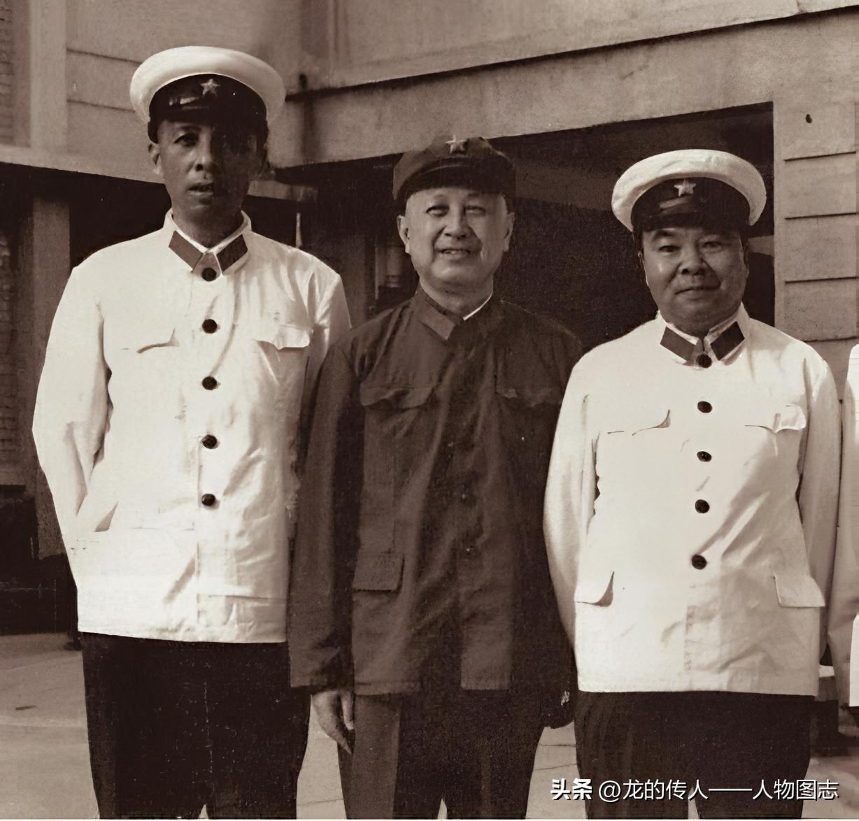 1980年洲际导弹发射试验期间，钱学森与海军副司令员王万林（左一）、海军副司令员