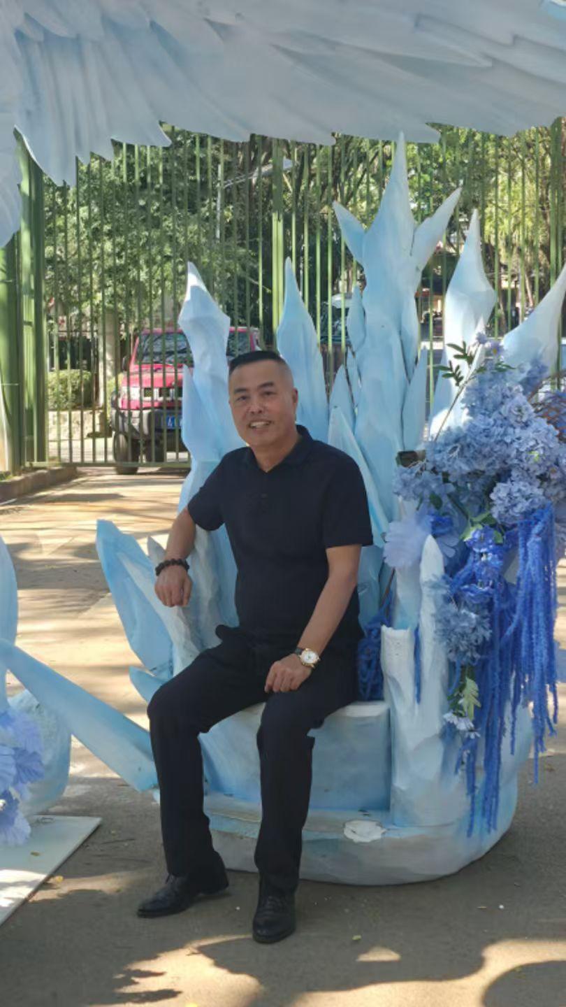 青丝白发一瞬间，年华老去向谁言，风风雨雨几十载，转眼黄土埋胸前。一生如牛不得闲，